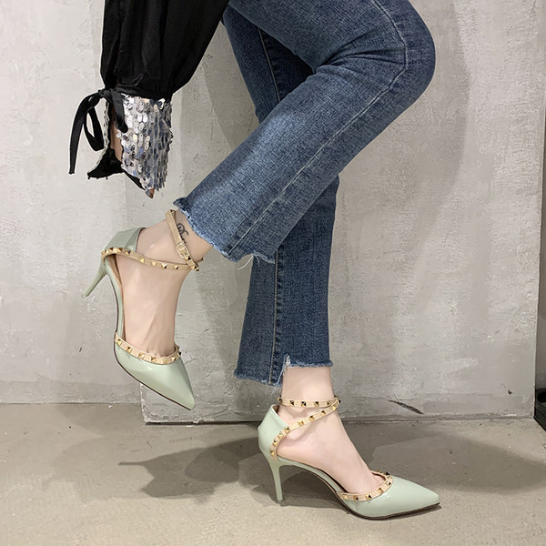 Νέο μοντέλο γυναικεία παπούτσια με μεταλλικά πούλια και τακούνι ύψους 8 cm