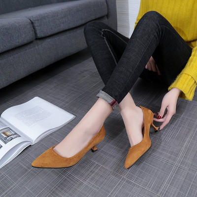 Κομψά γυναικεία παπούτσια μετακούνι - μυτερό μοντέλο