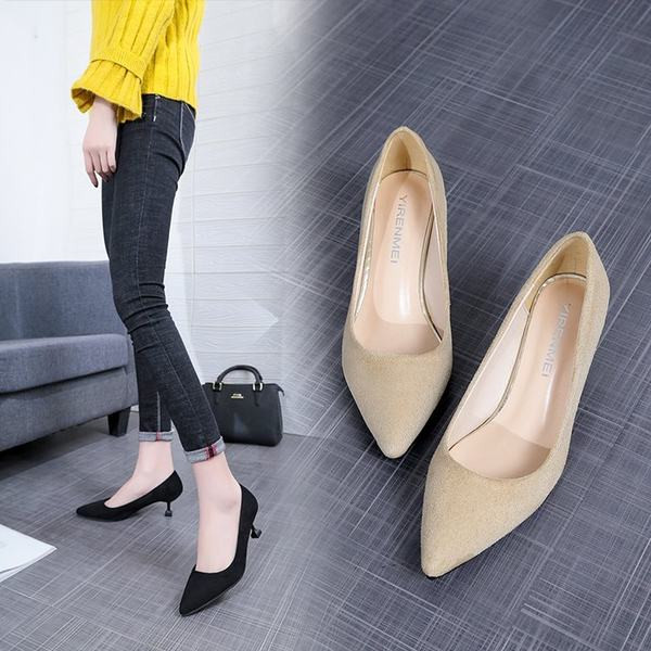 Κομψά γυναικεία παπούτσια μετακούνι - μυτερό μοντέλο