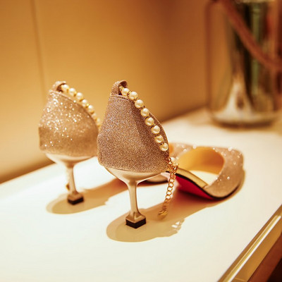 Ametlikud naiste kontsakingad, mis on kaunistatud kassikontsadega