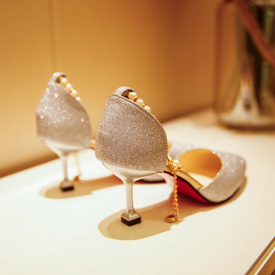 Ametlikud naiste kontsakingad, mis on kaunistatud kassikontsadega