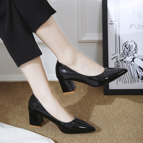 Γυναικεία παπούτσια - μυτερό μοντέλο 