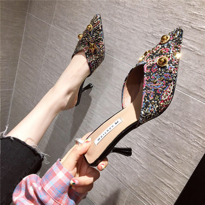 Naiste teravatipulised metallelementide ja õhukese kontsaga kingad