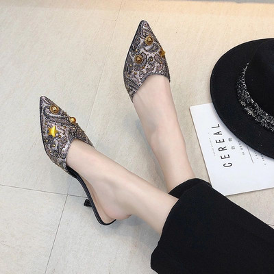 Naiste teravatipulised metallelementide ja õhukese kontsaga kingad