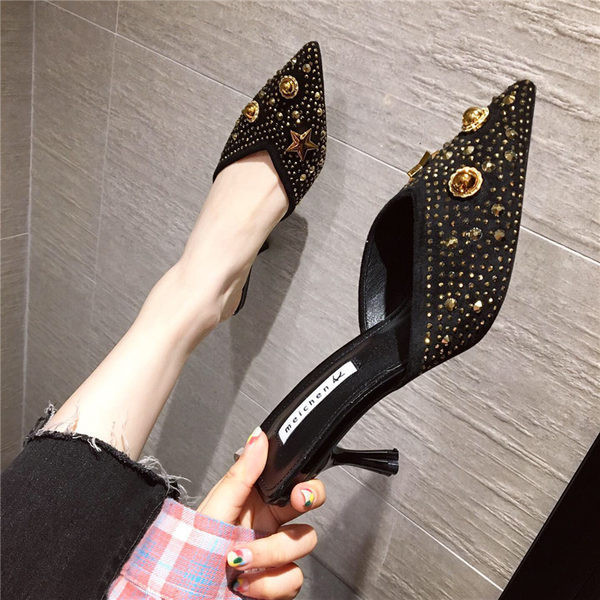 Naiste teravatipulised metallelementide ja õhukese kontsaga kingad