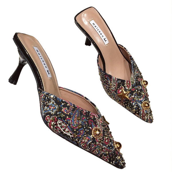 Naiste teravatipulised metallelementide ja õhukese kontsaga kingad