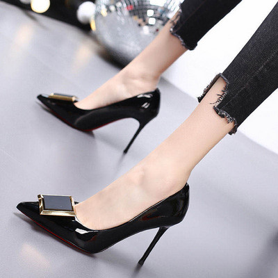 Γυναικεία λουστρίν παπουτσάκια με μεταλλικό στοιχείο - μυτερό μοντέλο