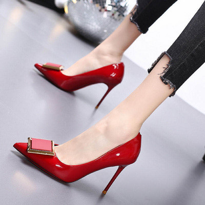 Γυναικεία λουστρίν παπουτσάκια με μεταλλικό στοιχείο - μυτερό μοντέλο