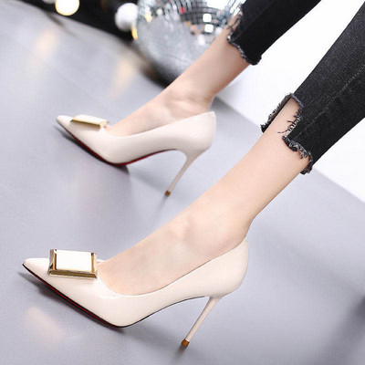 Γυναικεία λουστρίν παπουτσάκια με μεταλλικό στοιχείο - μυτερό μοντέλο