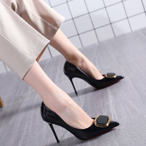 Γυναικεία λουστρίν παπουτσάκια με μεταλλικό στοιχείο - μυτερό μοντέλο