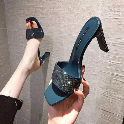 Naiste kõrge kontsaga sussid ja dekoratiivkivid