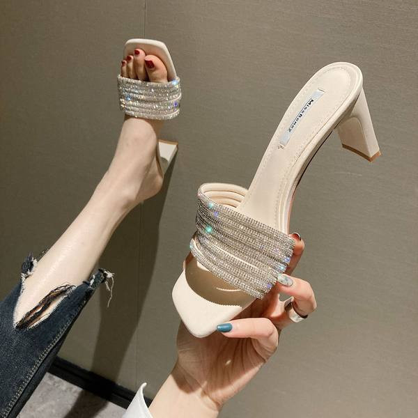 Naiste kõrge kontsaga sussid ja dekoratiivkivid