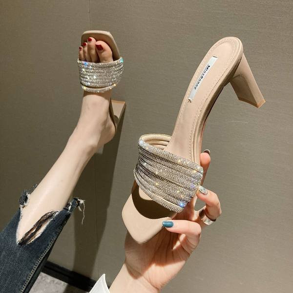 Naiste kõrge kontsaga sussid ja dekoratiivkivid