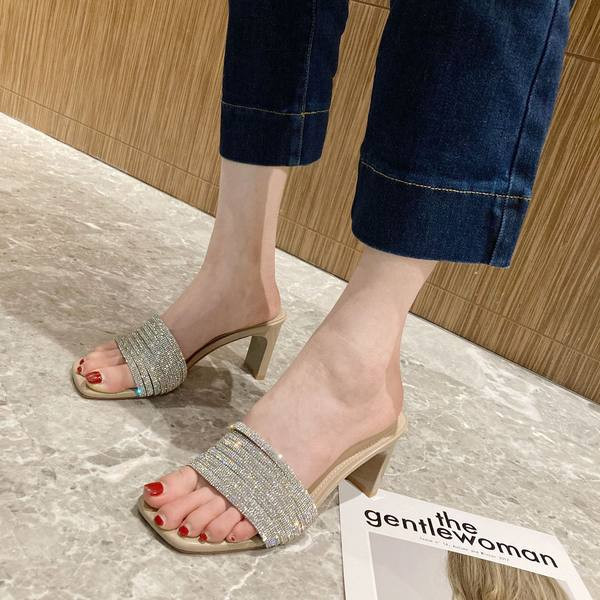 Naiste kõrge kontsaga sussid ja dekoratiivkivid