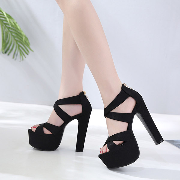 Γυναικεία μαύρα παπούτσια με λουράκια και ψηλά τακούνια