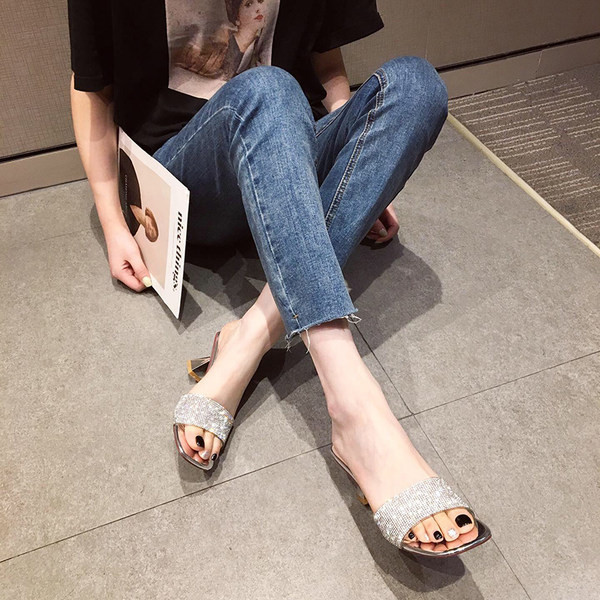 Γυναικείες παντόφλες casual με τακούνι και διακοσμητικές πέτρες