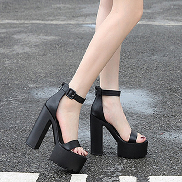 Naiste kunstnahast sandaalide uus mudel valge ja musta värviga