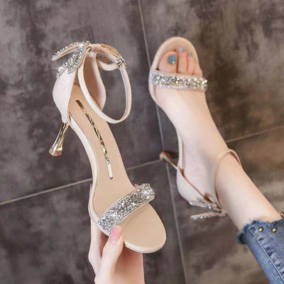 Γυναικεία σανδάλια με μεταλλική στερέωση και διακοσμητικές πέτρες