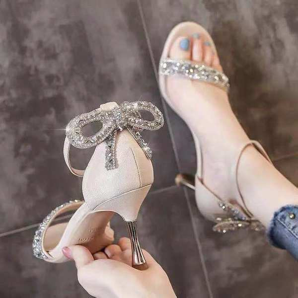 Γυναικεία σανδάλια με μεταλλική στερέωση και διακοσμητικές πέτρες