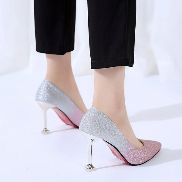 Νέο μοντέλο κομψά γυναικεία παπούτσια με τακούνια με λαμπερό αποτέλεσμα