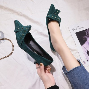 Νέο μοντέλο κομψά γυναικεία παπούτσια με λεπτά τακούνια με διακόσμηση