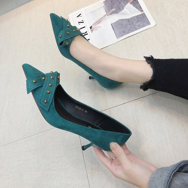 Νέο μοντέλο κομψά γυναικεία παπούτσια με λεπτά τακούνια με διακόσμηση