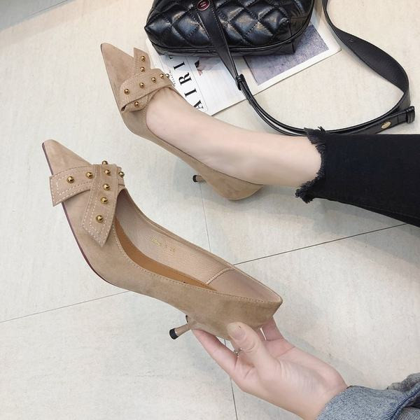 Νέο μοντέλο κομψά γυναικεία παπούτσια με λεπτά τακούνια με διακόσμηση