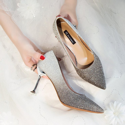 Κομψά γυναικεία παπούτσια με λεπτά τακούνια με γυαλιστερό αποτέλεσμα