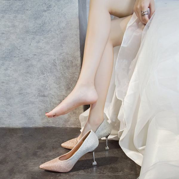 Κομψά γυναικεία παπούτσια με λεπτά τακούνια με γυαλιστερό αποτέλεσμα