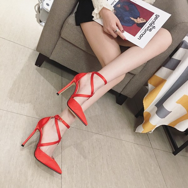 Γυναικεία μυτερά παπούτσια και ψηλά τακούνια