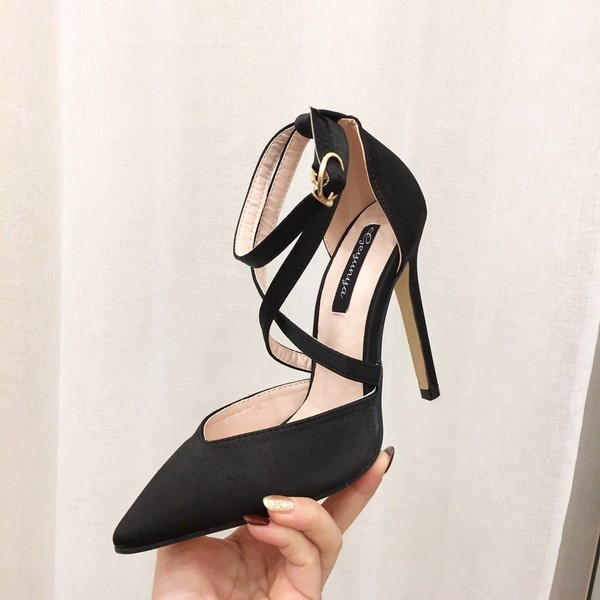 Γυναικεία μυτερά παπούτσια και ψηλά τακούνια