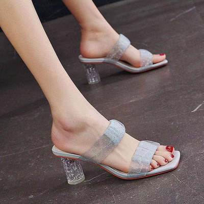 Γυναικείες παντόφλες με διαφανά λουράκια και τετράγωνο τακούνι