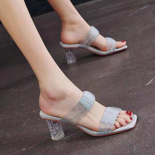 Γυναικείες παντόφλες με διαφανά λουράκια και τετράγωνο τακούνι