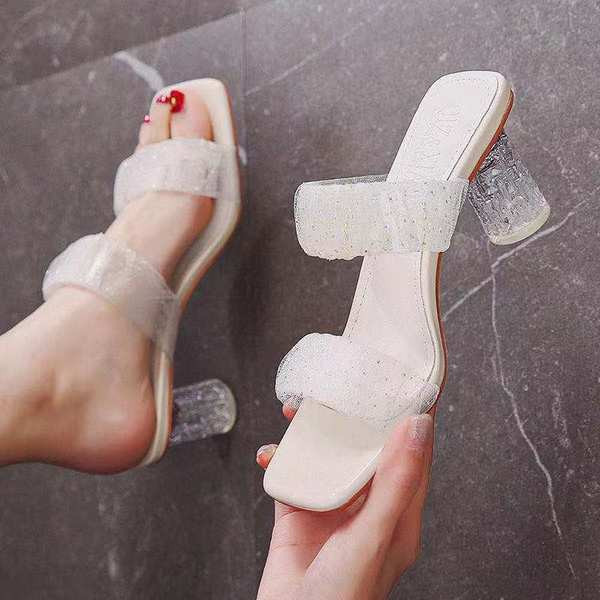 Γυναικείες παντόφλες με διαφανά λουράκια και τετράγωνο τακούνι