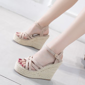 Σύγχρονα γυναικεία σανδάλια με λουράκια και πλατφόρμα ύψους 12 cm