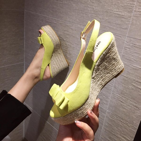 Uus mudel naiste seemisnahast paelaga sandaalid