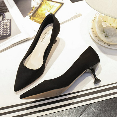 Κομψά γυναικεία παπούτσια με τακούνια με διακοσμητική αγκράφα από πέρλες και πέτρες