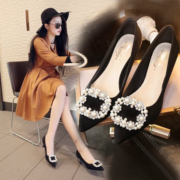 Κομψά γυναικεία παπούτσια με τακούνια με διακοσμητική αγκράφα από πέρλες και πέτρες