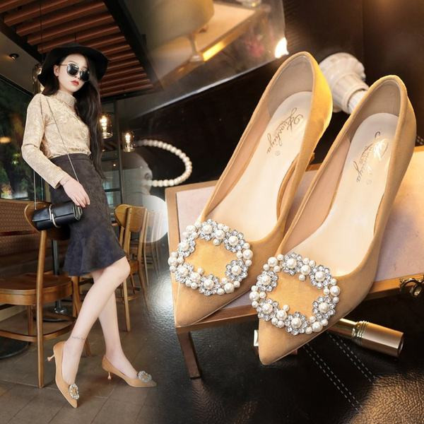 Κομψά γυναικεία παπούτσια με τακούνια με διακοσμητική αγκράφα από πέρλες και πέτρες