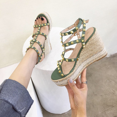 Casual γυναικεία σανδάλια με λουράκια και μεταλλικά πούλια