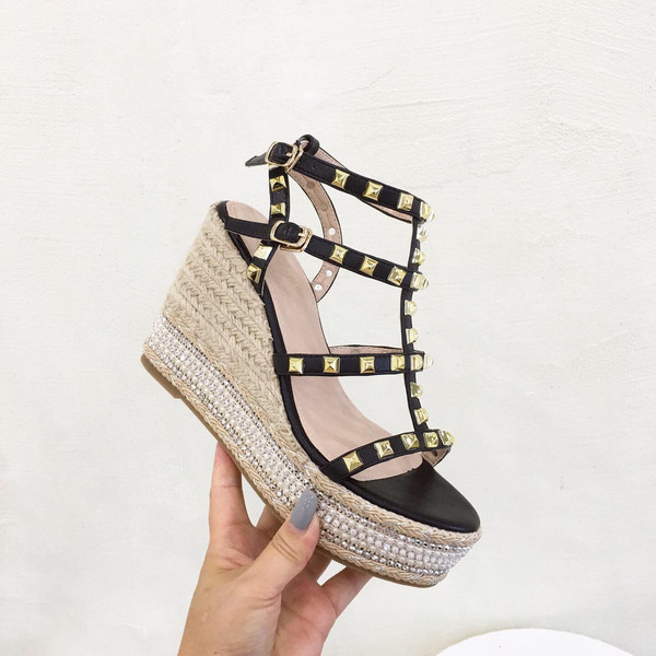 Casual γυναικεία σανδάλια με λουράκια και μεταλλικά πούλια