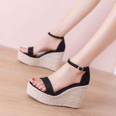 Vabaaja naiste sandaalid pandlaga ja 10,5 cm platvormiga