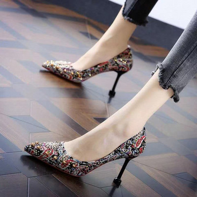 Γυναικεία μυτερά παπούτσια με λεπτά τακούνια και τρουξ