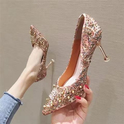 Γυναικεία μυτερά παπούτσια με λεπτά τακούνια και τρουξ