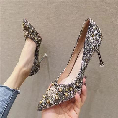 Γυναικεία μυτερά παπούτσια με λεπτά τακούνια και τρουξ