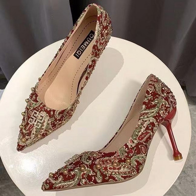 Γυναικεία μυτερά παπούτσια με λεπτά τακούνια και τρουξ