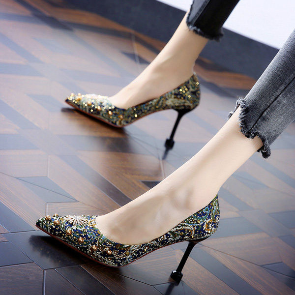 Γυναικεία μυτερά παπούτσια με λεπτά τακούνια και τρουξ