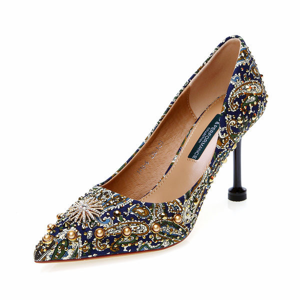 Γυναικεία μυτερά παπούτσια με λεπτά τακούνια και τρουξ