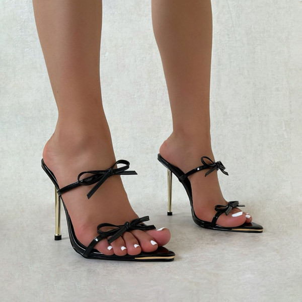 Nahast rihmade ja paelaga naiste sussid