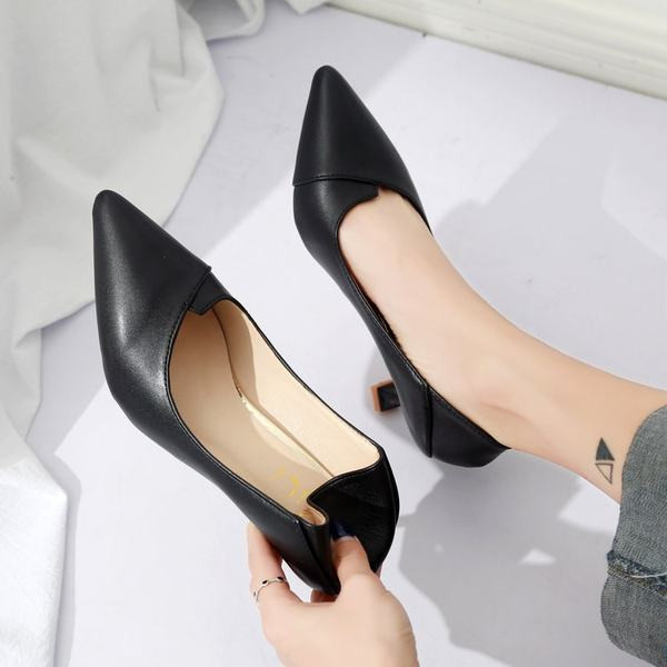 Uus mudel õhukeste kontsadega naiste kinnistest kingadest - teravatipuline mudel